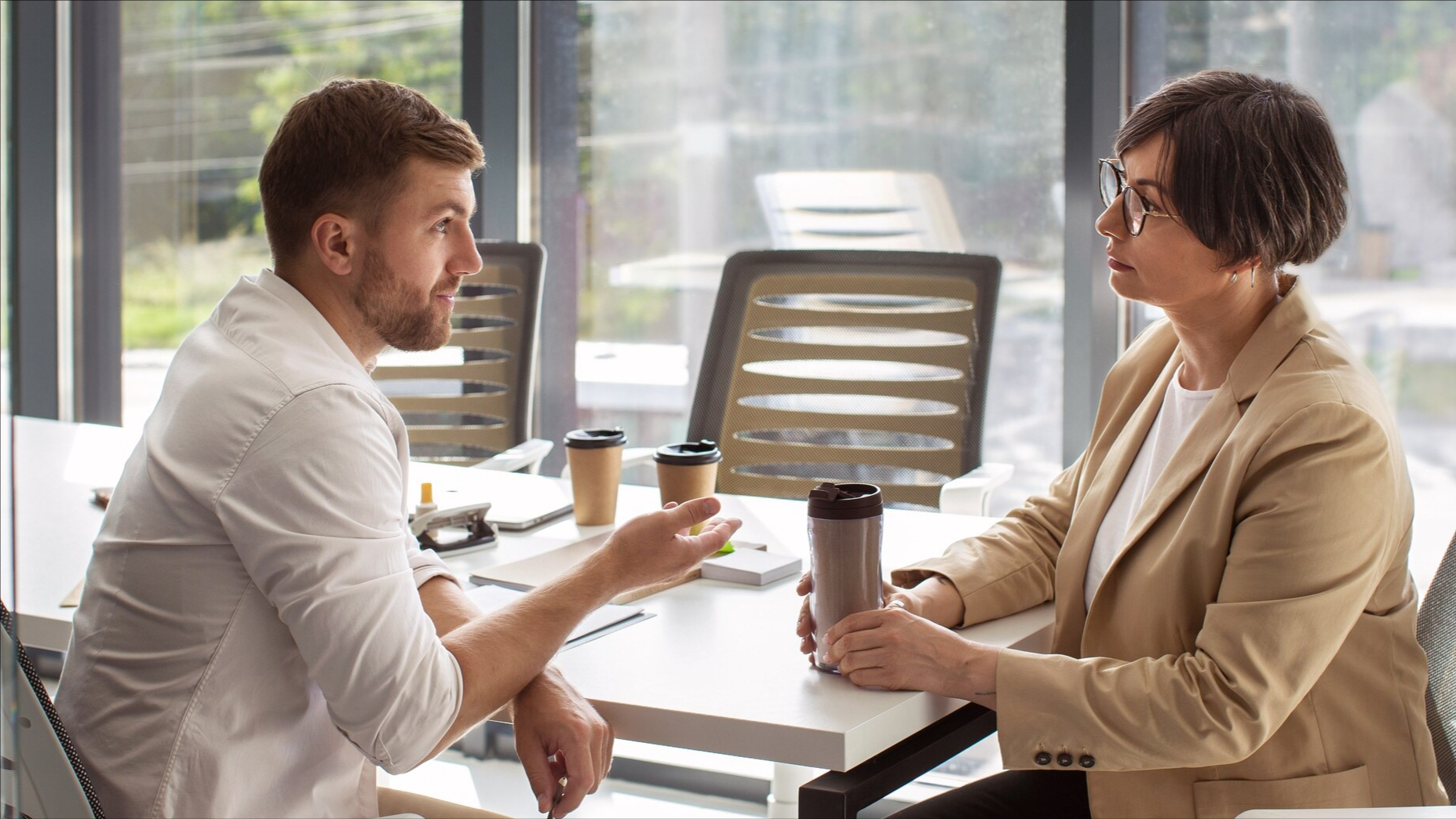 Manager sharing feedback with a team member during a one-on-one meeting